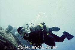 Diver at taurus wreck. Recife´s sea coast at Brazil. Niko... by Alexandro Auler 